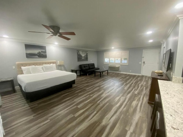 Lone Oak Lodge image 23